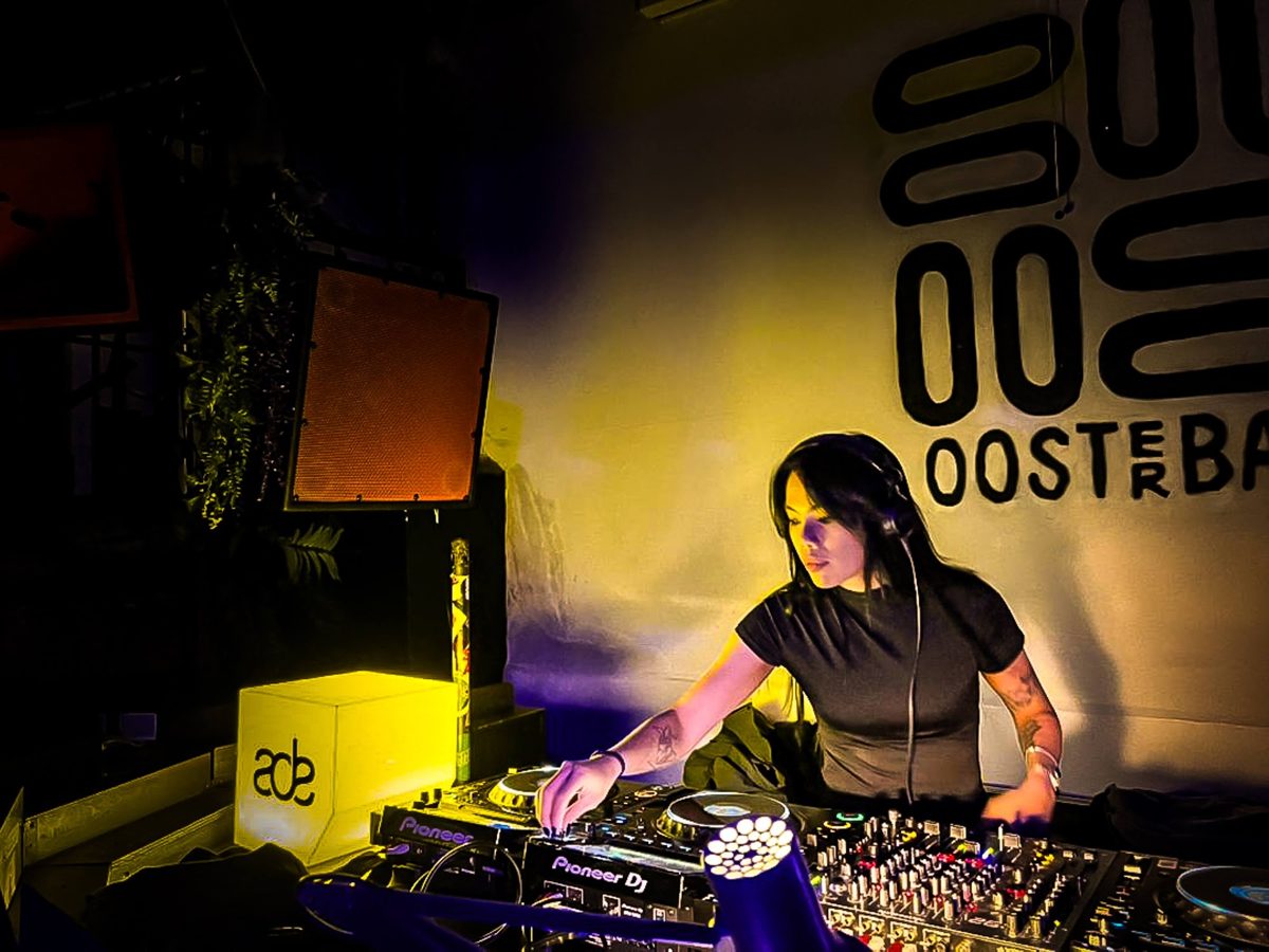 The closing set in violet light